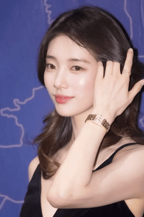 "واحدة من أجمل نساء العالم" يتأمل مستخدمو الإنترنت جمال سوزي الكلاسيكي