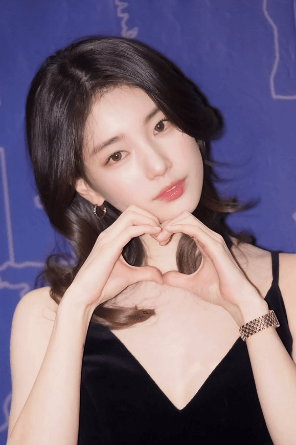 "واحدة من أجمل نساء العالم" يتأمل مستخدمو الإنترنت جمال سوزي الكلاسيكي