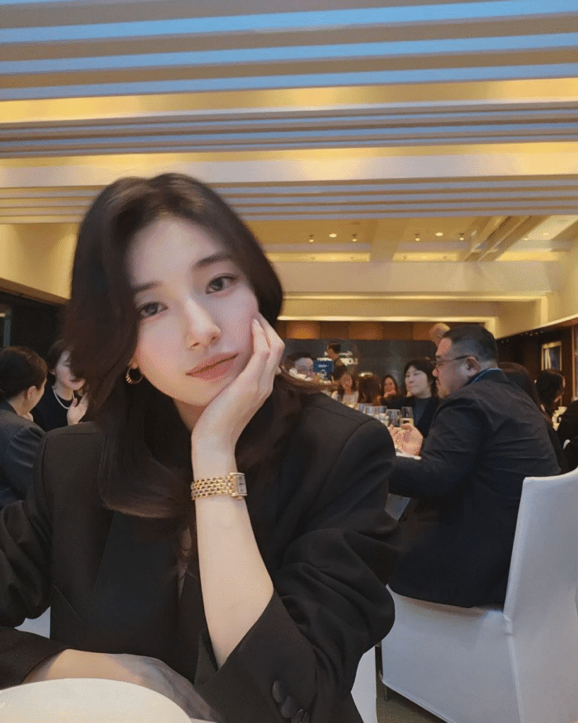 "واحدة من أجمل نساء العالم" يتأمل مستخدمو الإنترنت جمال سوزي الكلاسيكي