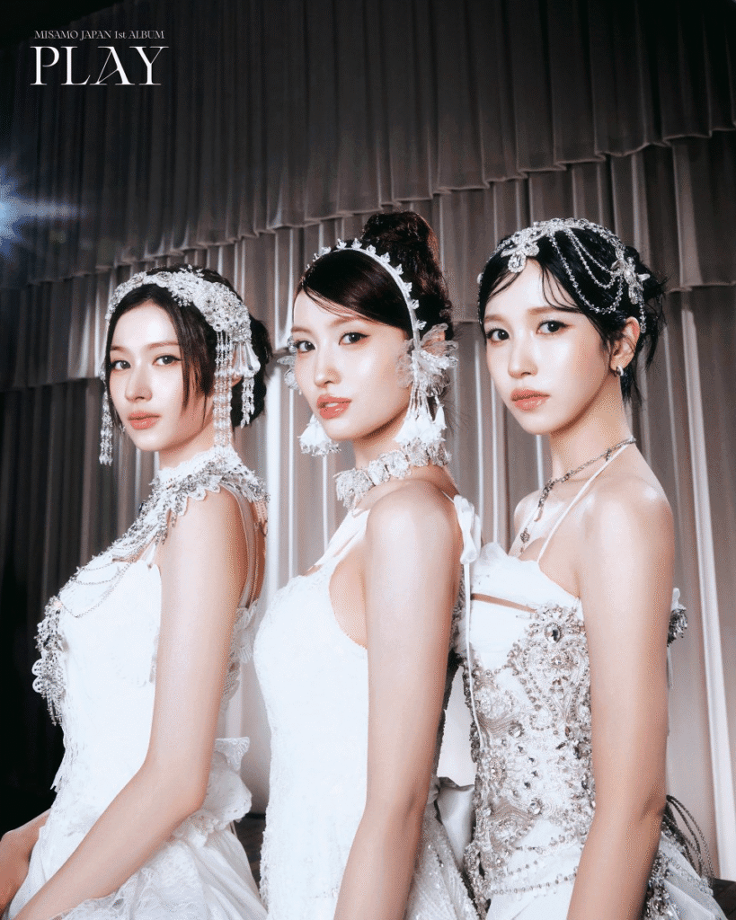 MISAMO يستعرضن صورهن المذهلة في صور تشويقية جديدة لألبومهن الكامل الأول "PLAY"