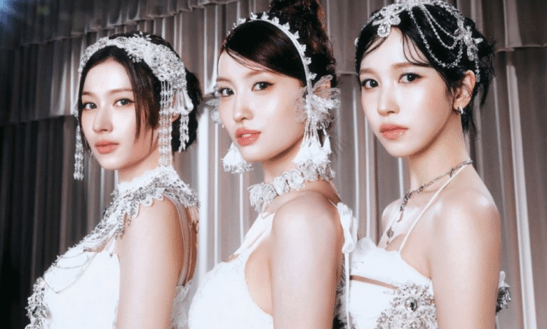 MISAMO يستعرضن صورهن المذهلة في صور تشويقية جديدة لألبومهن الكامل الأول "PLAY"