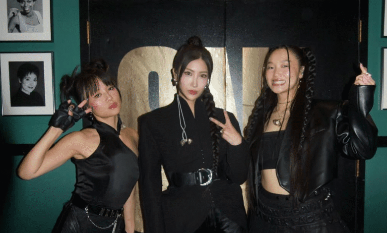 أصبحت HUNTRX منتشرةً على نطاق واسع بعد أداء أغنية "Golden" في موكب ميسي أصبحت HUNTRX منتشرةً على نطاق واسع بعد أداء أغنية "Golden" في موكب ميسي