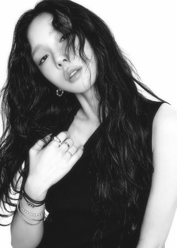 تايون تظهر بكاريزما رائعة في صور بالأبيض والأسود لـ "بانوراما: أفضل ما في تايون"