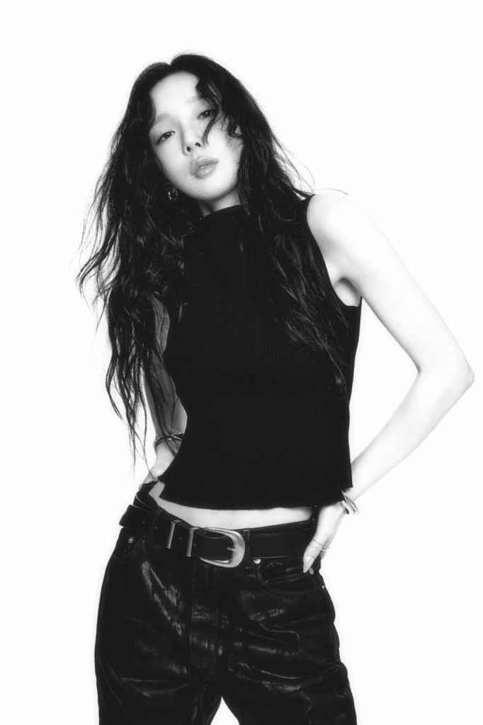 تايون تظهر بكاريزما رائعة في صور بالأبيض والأسود لـ "بانوراما: أفضل ما في تايون"