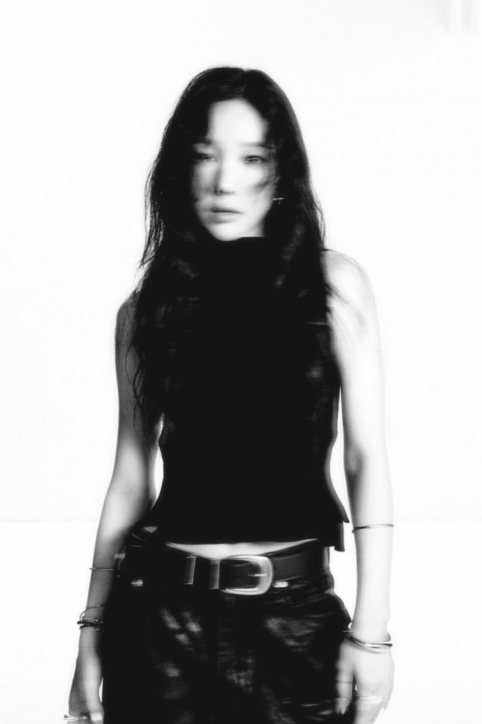 تايون تظهر بكاريزما رائعة في صور بالأبيض والأسود لـ "بانوراما: أفضل ما في تايون"