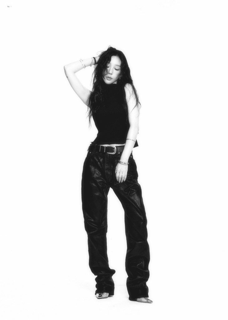 تايون تظهر بكاريزما رائعة في صور بالأبيض والأسود لـ "بانوراما: أفضل ما في تايون"