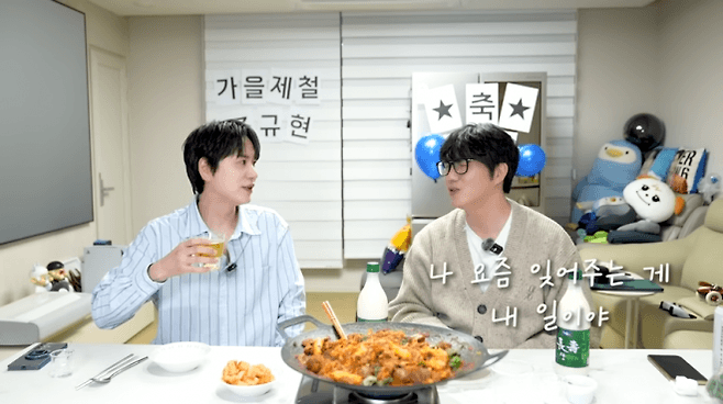 سونغ سي كيونغ يظهر عاطفيًا في برنامج كيو هيون على يوتيوب وهو يفكر في قضية المدير