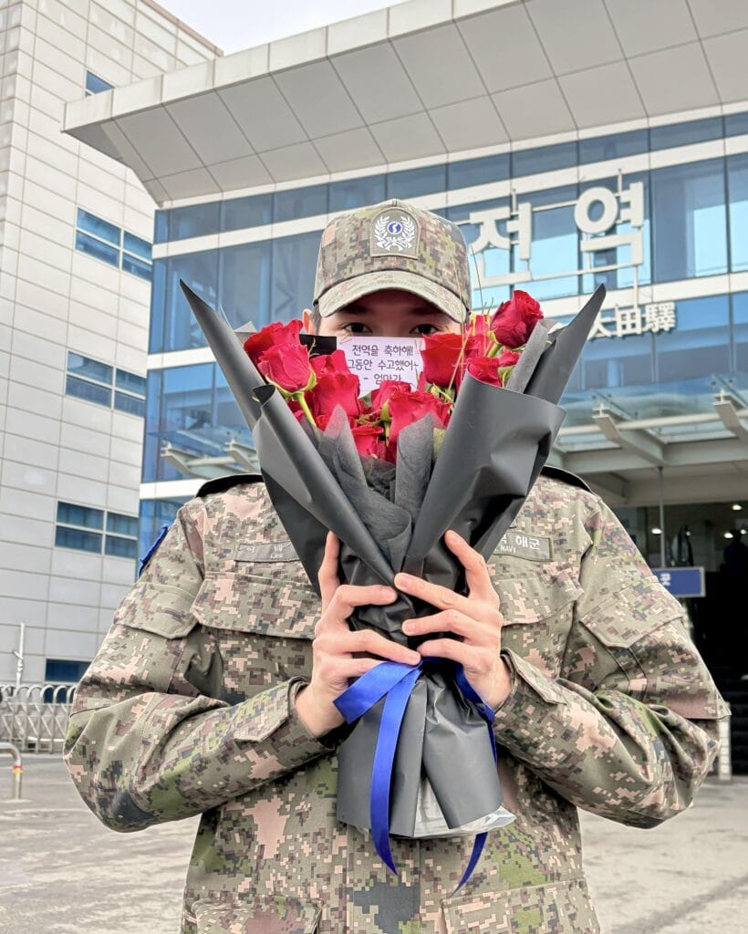 شاهد: خروج تايونغ من فرقة NCT من الجيش شاهد: خروج تايونغ من فرقة NCT من الجيش