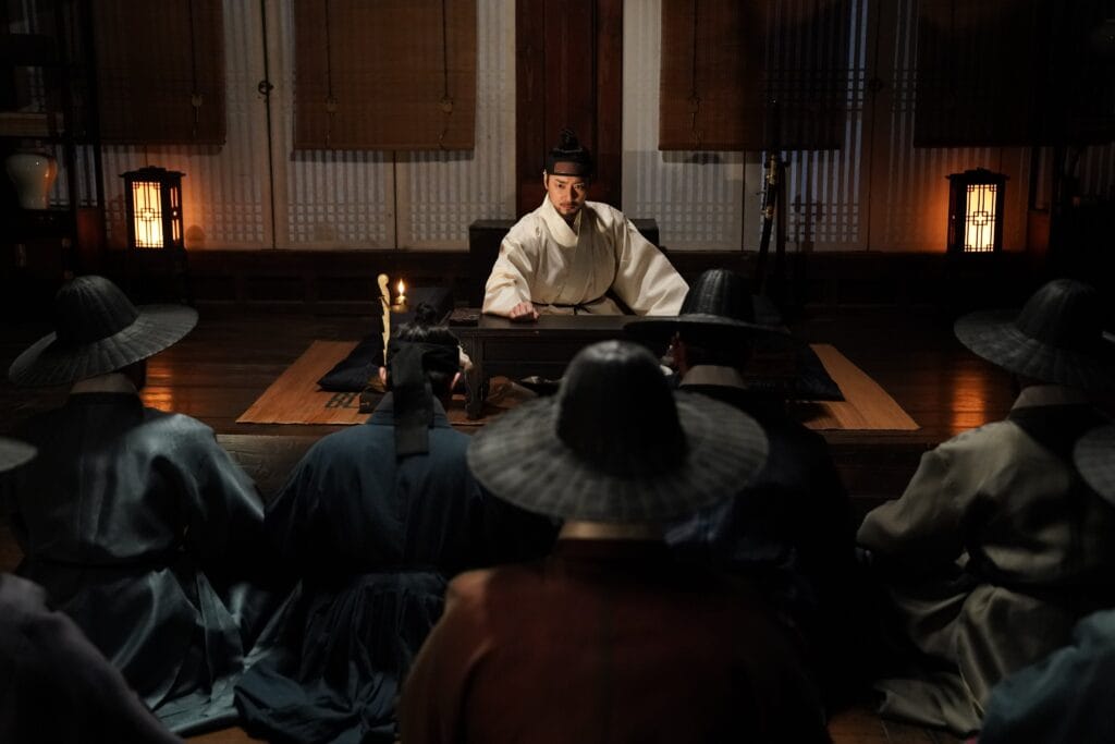 بارك جي هون يجسد دور ملك مخلوع يُنفى إلى قرية يو هاي جين في الفيلم الجديد "حارس الملك - The King’s Warden" بارك جي هون يجسد دور ملك مخلوع يُنفى إلى قرية يو هاي جين في الفيلم الجديد "حارس الملك - The King’s Warden"