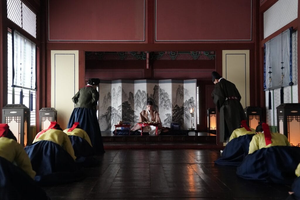 بارك جي هون يجسد دور ملك مخلوع يُنفى إلى قرية يو هاي جين في الفيلم الجديد "حارس الملك - The King’s Warden" بارك جي هون يجسد دور ملك مخلوع يُنفى إلى قرية يو هاي جين في الفيلم الجديد "حارس الملك - The King’s Warden"