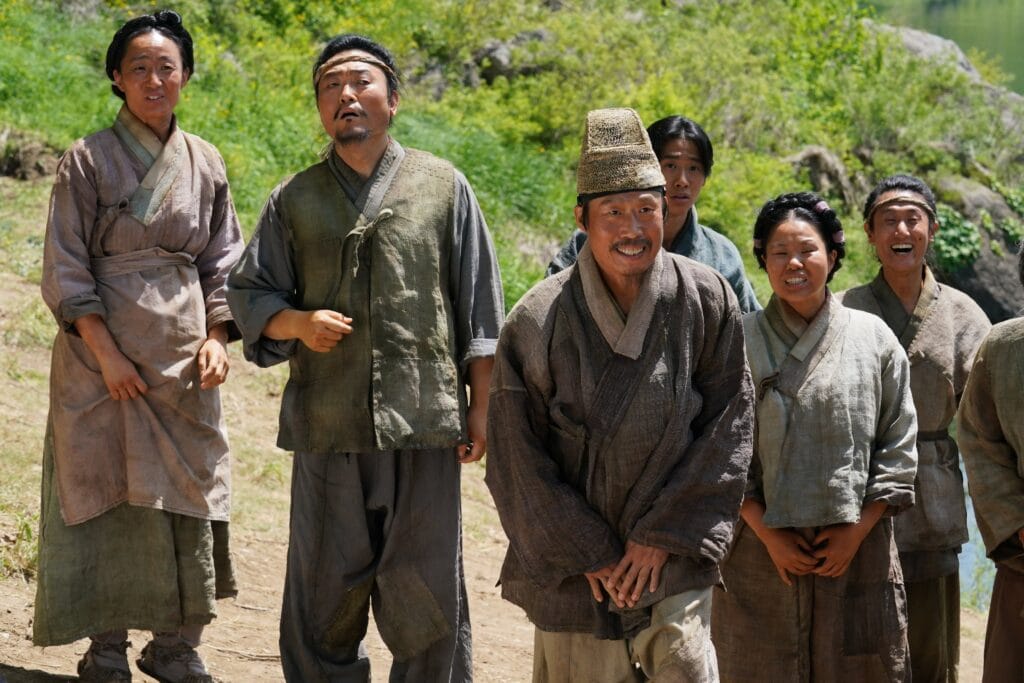 بارك جي هون يجسد دور ملك مخلوع يُنفى إلى قرية يو هاي جين في الفيلم الجديد "حارس الملك - The King’s Warden" بارك جي هون يجسد دور ملك مخلوع يُنفى إلى قرية يو هاي جين في الفيلم الجديد "حارس الملك - The King’s Warden"