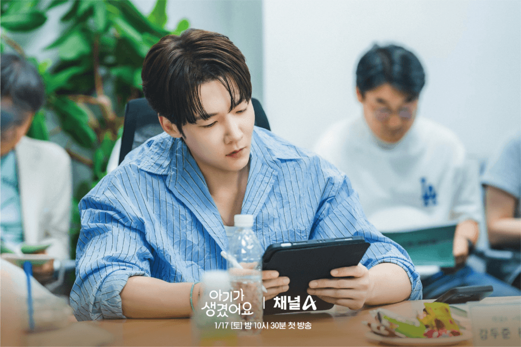 شاهد: تشوي جين هيوك و اوه يون سو و هونغ جونغ هيون و داسوم يجلبون الحياة لرومانسية الويبتون في قراءة نص "إيجابيًا لك - Positively Yours" شاهد: تشوي جين هيوك و اوه يون سو و هونغ جونغ هيون و داسوم يجلبون الحياة لرومانسية الويبتون في قراءة نص "إيجابيًا لك - Positively Yours"