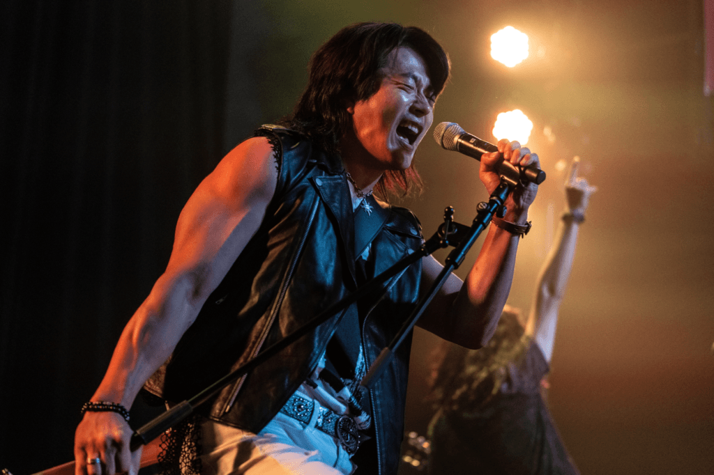 كوون سانغ وو هو مغني فرقة روك سابق تخلى عن أحلامه في فيلم كوميدي جديد كوون سانغ وو هو مغني فرقة روك سابق تخلى عن أحلامه في فيلم كوميدي جديد