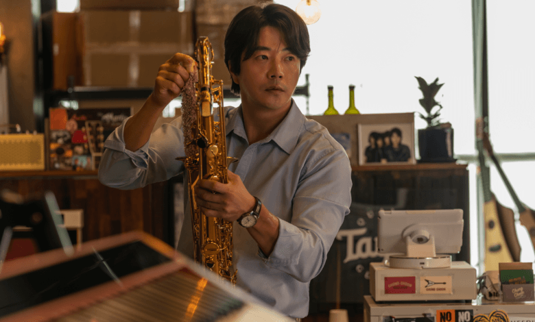 كوون سانغ وو هو مغني فرقة روك سابق تخلى عن أحلامه في فيلم كوميدي جديد كوون سانغ وو هو مغني فرقة روك سابق تخلى عن أحلامه في فيلم كوميدي جديد