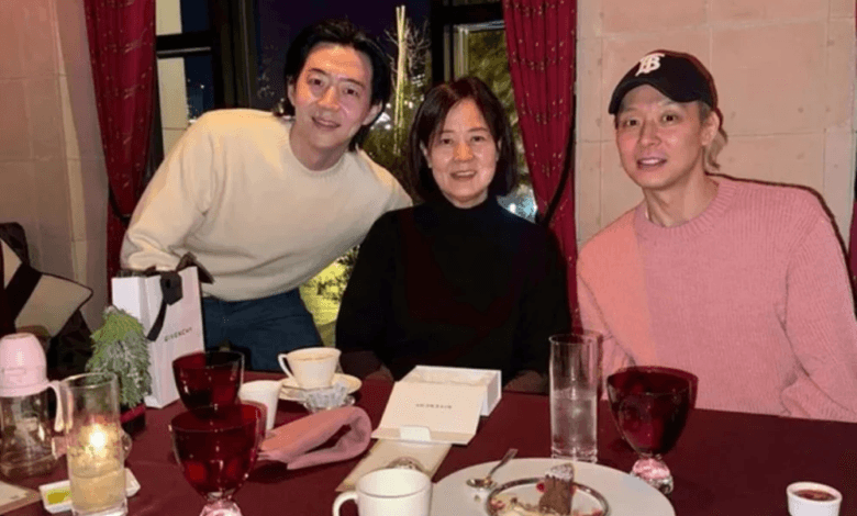 بارك يوتشون ينشر صورة لعشاء عائلي، ويقدم تحديثاً نادراً عن حياته مؤخرًا