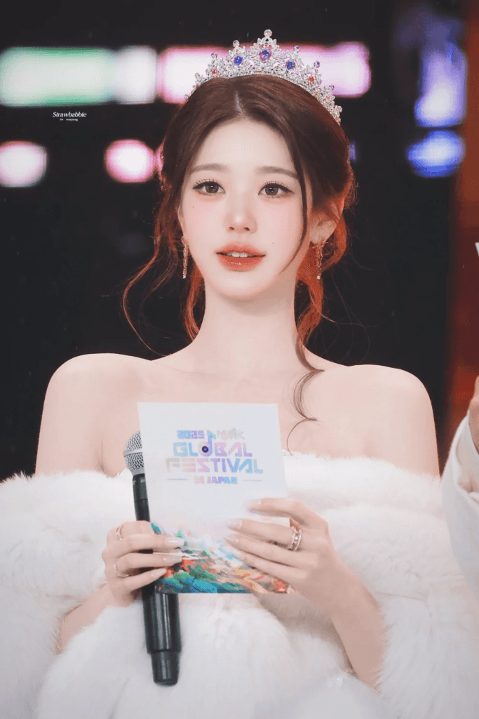 انتشرت صور وونيونغ على نطاق واسع بسبب جمالها الآسر أثناء تقديمها لحفل "مهرجان ميوزيك بانك العالمي" في اليابان انتشرت صور وونيونغ على نطاق واسع بسبب جمالها الآسر أثناء تقديمها لحفل "مهرجان ميوزيك بانك العالمي" في اليابان