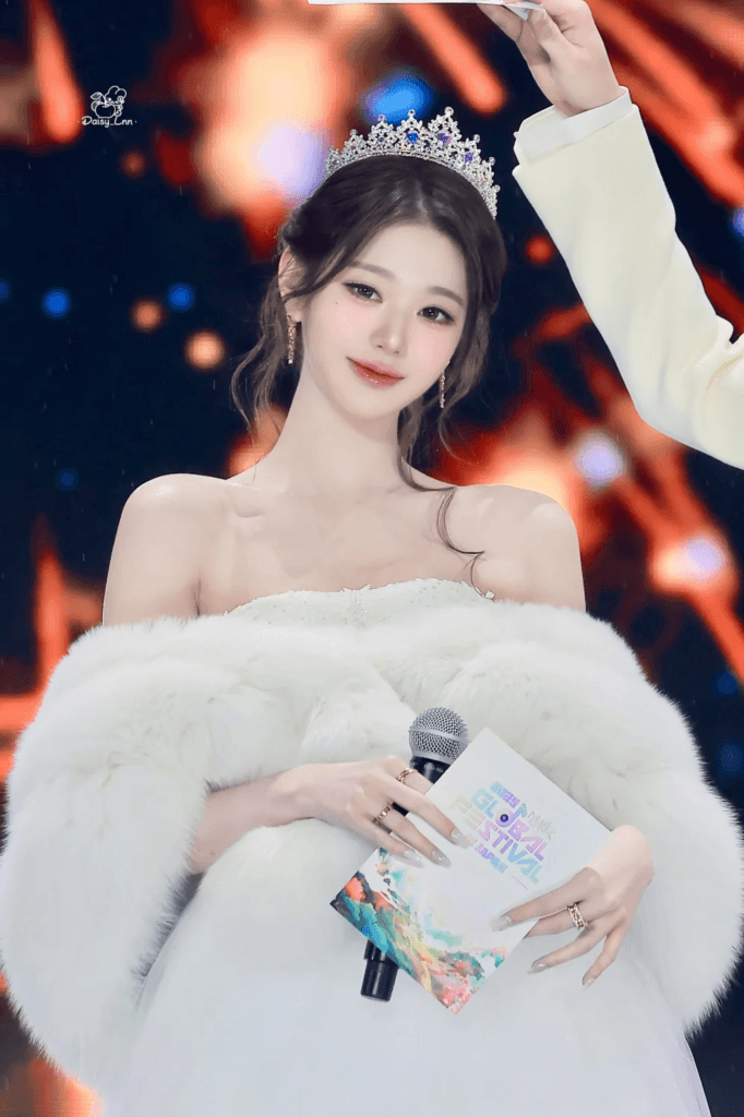 انتشرت صور وونيونغ على نطاق واسع بسبب جمالها الآسر أثناء تقديمها لحفل "مهرجان ميوزيك بانك العالمي" في اليابان انتشرت صور وونيونغ على نطاق واسع بسبب جمالها الآسر أثناء تقديمها لحفل "مهرجان ميوزيك بانك العالمي" في اليابان