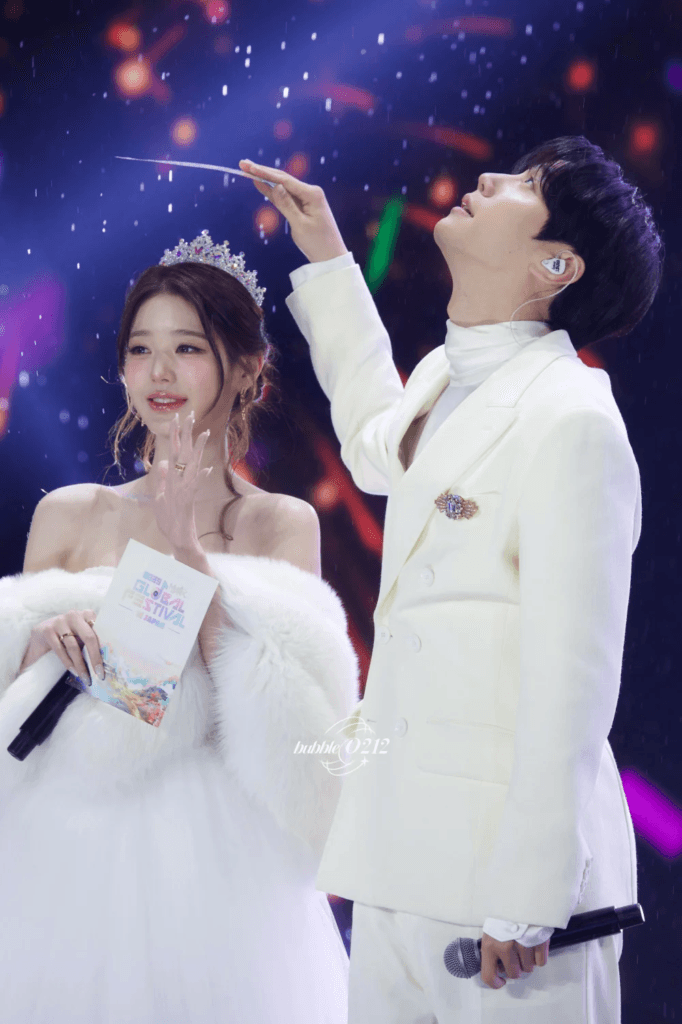 انتشرت صور وونيونغ على نطاق واسع بسبب جمالها الآسر أثناء تقديمها لحفل "مهرجان ميوزيك بانك العالمي" في اليابان انتشرت صور وونيونغ على نطاق واسع بسبب جمالها الآسر أثناء تقديمها لحفل "مهرجان ميوزيك بانك العالمي" في اليابان