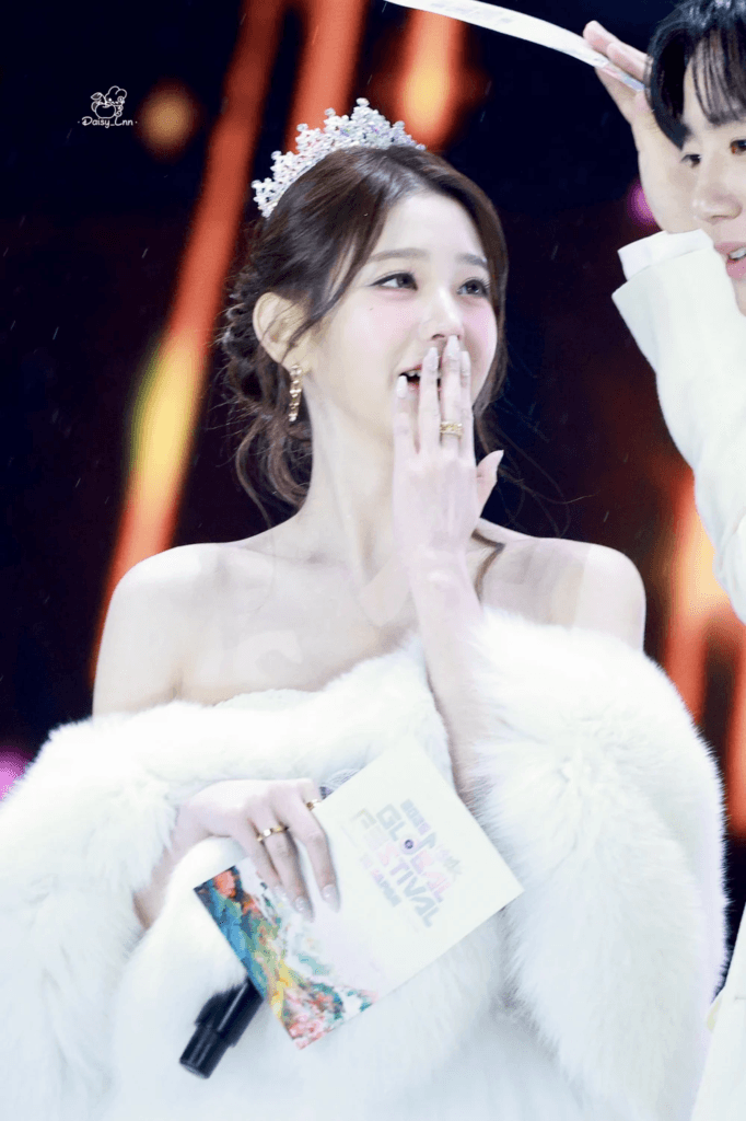 انتشرت صور وونيونغ على نطاق واسع بسبب جمالها الآسر أثناء تقديمها لحفل "مهرجان ميوزيك بانك العالمي" في اليابان انتشرت صور وونيونغ على نطاق واسع بسبب جمالها الآسر أثناء تقديمها لحفل "مهرجان ميوزيك بانك العالمي" في اليابان