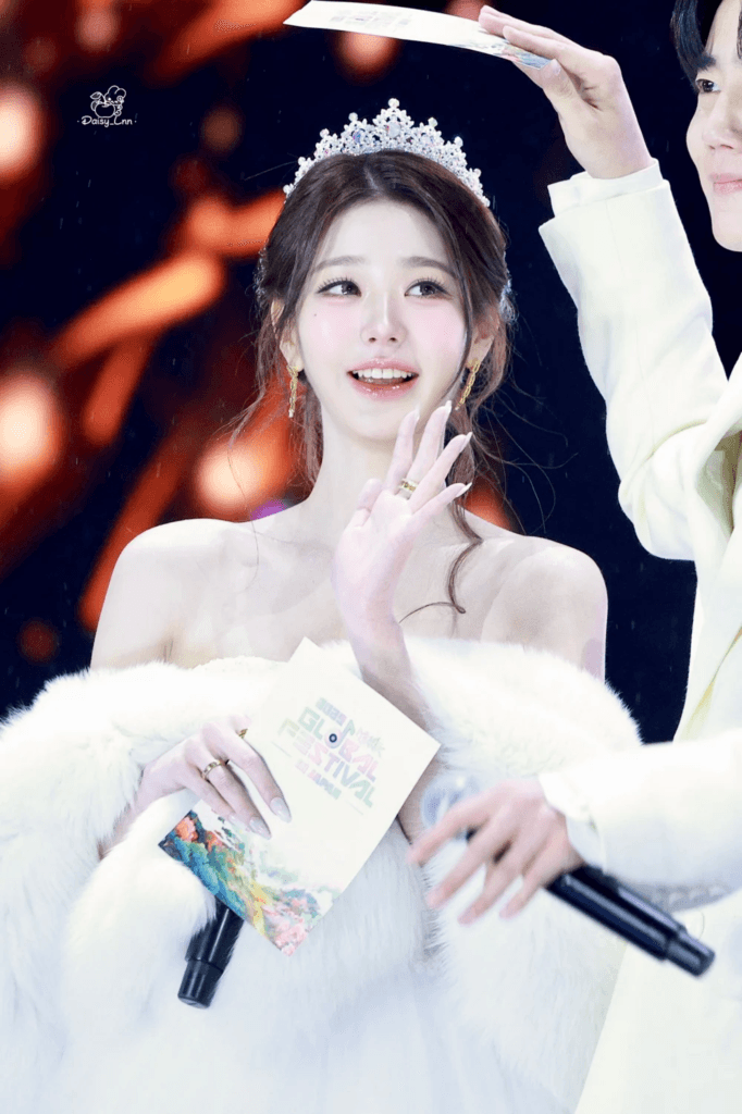 انتشرت صور وونيونغ على نطاق واسع بسبب جمالها الآسر أثناء تقديمها لحفل "مهرجان ميوزيك بانك العالمي" في اليابان انتشرت صور وونيونغ على نطاق واسع بسبب جمالها الآسر أثناء تقديمها لحفل "مهرجان ميوزيك بانك العالمي" في اليابان