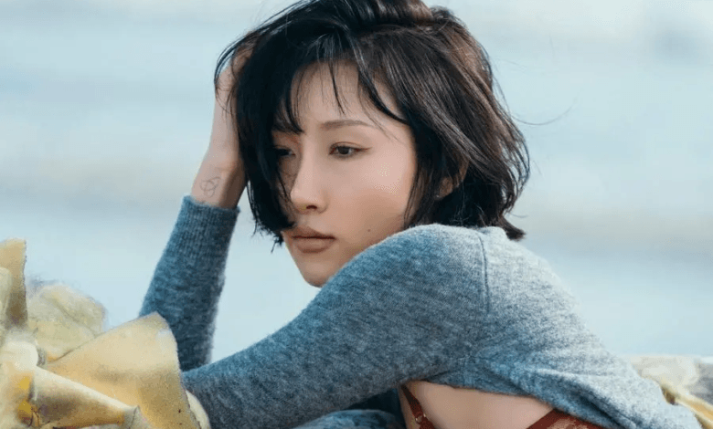 شاهد: هواسا من MAMAMOO تحصل على الفوز الثالث لأغنيتها "Good Goodbye" على "Music Core"؛ عروض ALLDAY PROJECT وILLIT والمزيد شاهد: هواسا من MAMAMOO تحصل على الفوز الثالث لأغنيتها "Good Goodbye" على "Music Core"؛ عروض ALLDAY PROJECT وILLIT والمزيد