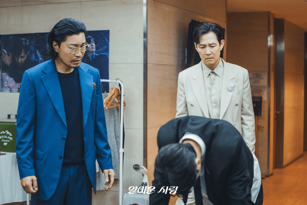 يواجه لي جونغ جاي لحظة محفوفة بالمخاطر في مؤتمر صحفي بحضور ليم جي يون في مسلسل "يسعدني عدم مقابلتك - Nice To Not Meet You"