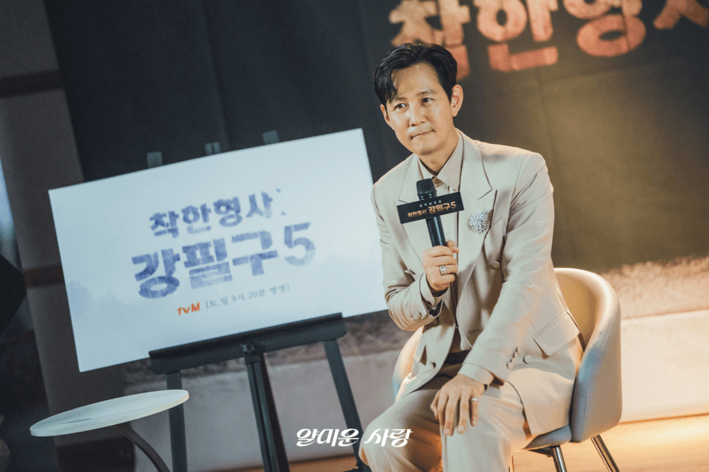 يواجه لي جونغ جاي لحظة محفوفة بالمخاطر في مؤتمر صحفي بحضور ليم جي يون في مسلسل "يسعدني عدم مقابلتك - Nice To Not Meet You"