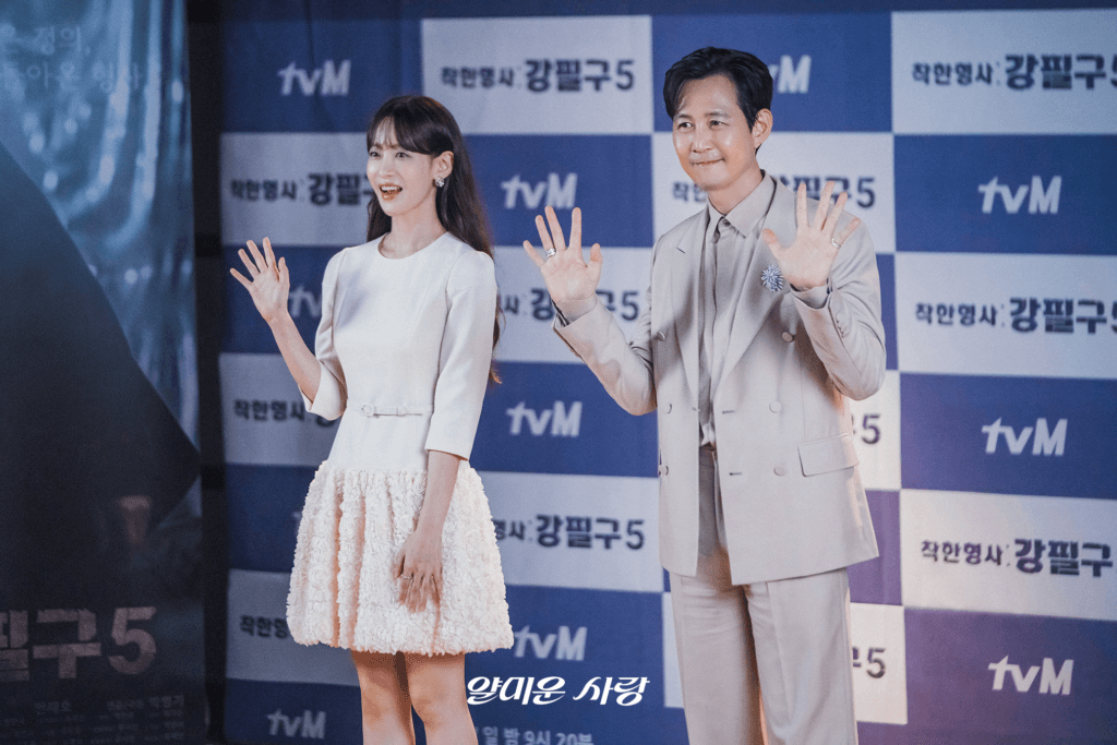 يواجه لي جونغ جاي لحظة محفوفة بالمخاطر في مؤتمر صحفي بحضور ليم جي يون في مسلسل "يسعدني عدم مقابلتك - Nice To Not Meet You"