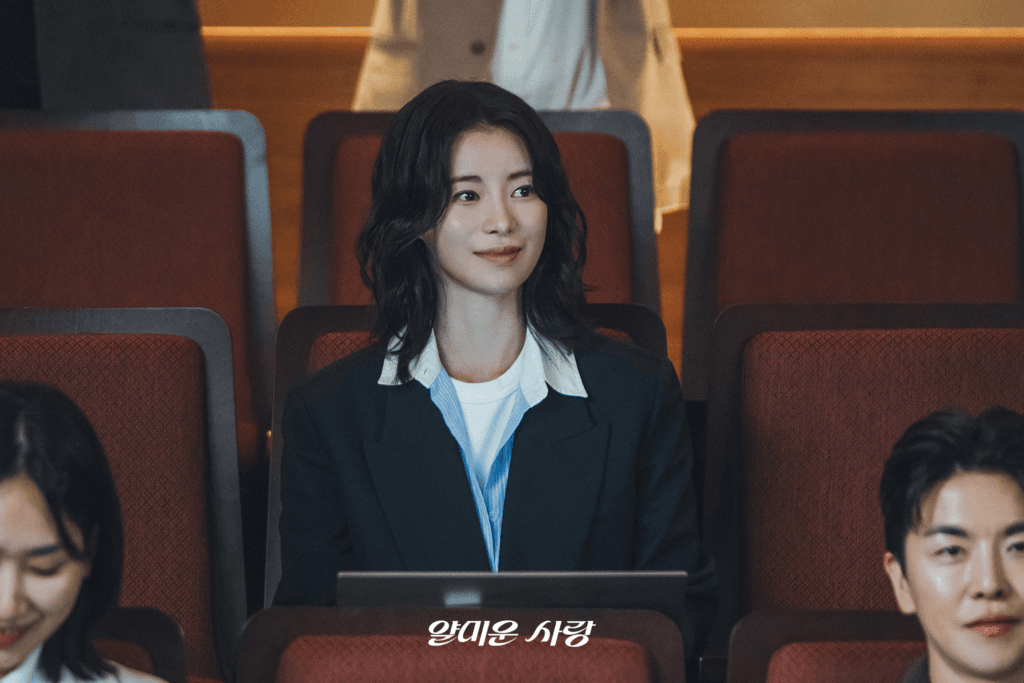 يواجه لي جونغ جاي لحظة محفوفة بالمخاطر في مؤتمر صحفي بحضور ليم جي يون في مسلسل "يسعدني عدم مقابلتك - Nice To Not Meet You"