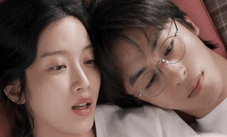 مون كا يونغ وكو كيو هوان يتبادلان وعدًا مؤثرًا في ملصق مسلسل "كنا نحن ذات مرة - Once We Were Us"