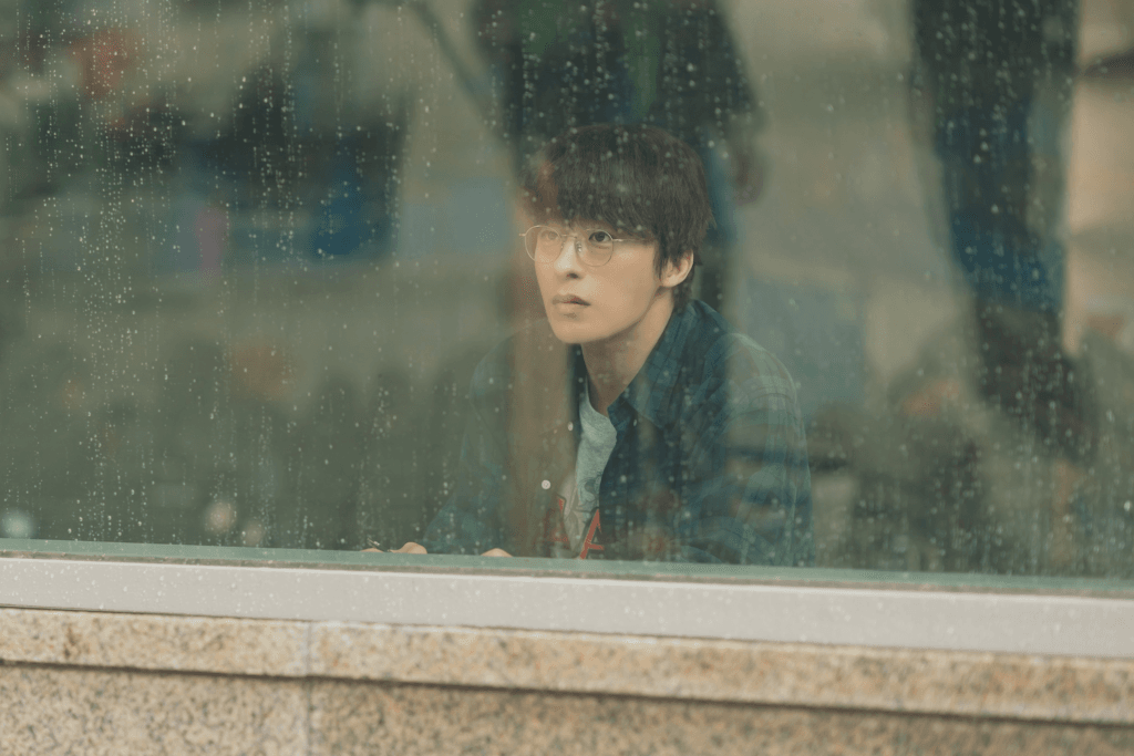 مون كا يونغ وكو كيو هوان يتبادلان وعدًا مؤثرًا في ملصق مسلسل "كنا نحن ذات مرة - Once We Were Us"