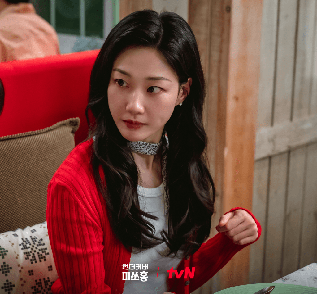 ها يون كيونغ سكرتيرة تحلم بالعيش بثراء وحرية في الدراما الجديدة "الانسة هونغ المتخفية - Undercover Ms. Hong"