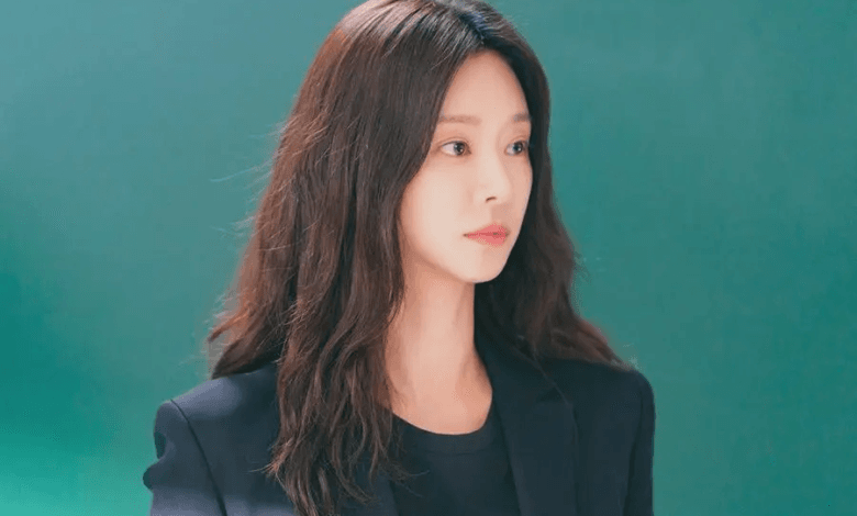 لي جو بين يتحدث عن تجسيده لشخصية مدرس غامض ذي ندوب خفية وعن الكيمياء التي تجمعه مع آهن بو هيون في مسلسل "حمى الربيع - Spring Fever"