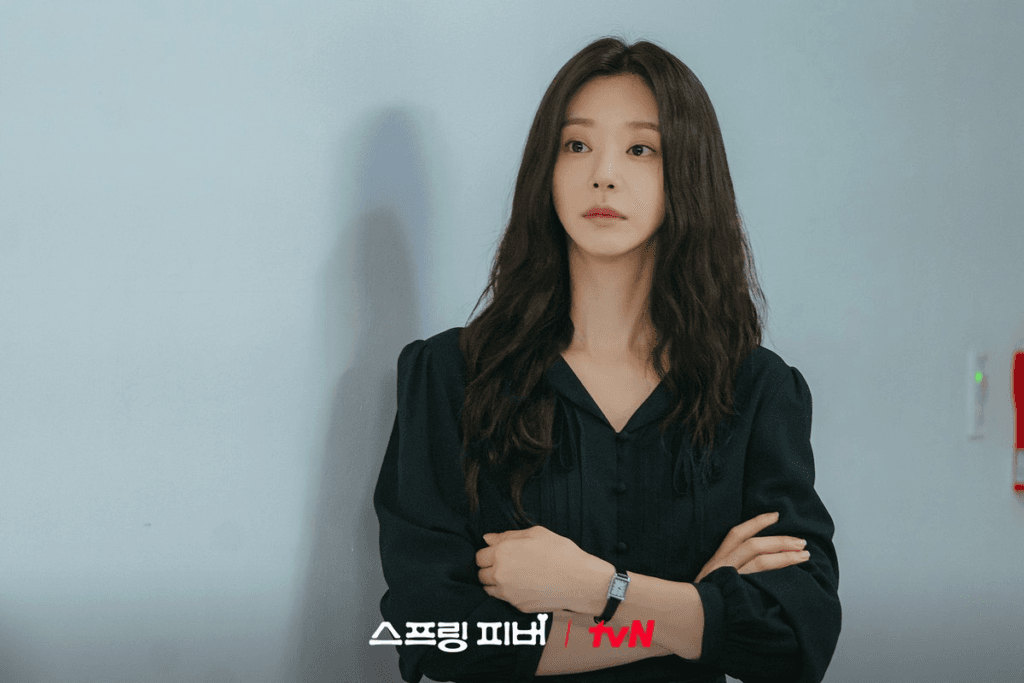 لي جو بين يتحدث عن تجسيده لشخصية مدرس غامض ذي ندوب خفية وعن الكيمياء التي تجمعه مع آهن بو هيون في مسلسل "حمى الربيع - Spring Fever"