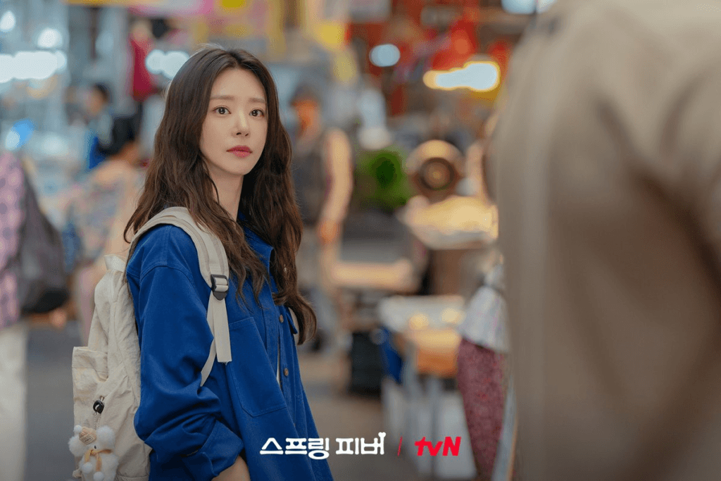 لي جو بين يتحدث عن تجسيده لشخصية مدرس غامض ذي ندوب خفية وعن الكيمياء التي تجمعه مع آهن بو هيون في مسلسل "حمى الربيع - Spring Fever"