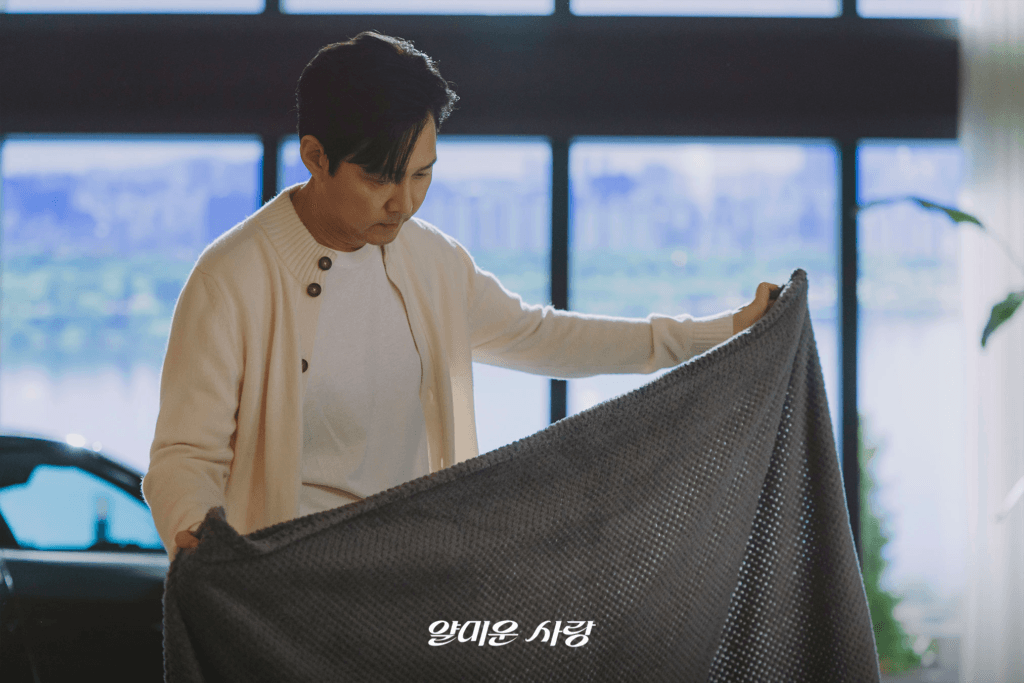 لي جونغ جاي وليم جي يون يتبادلان حديثًا متوترًا من القلب إلى القلب في منزله في مسلسل "يسعدني عدم مقابلتك - Nice To Not Meet You"