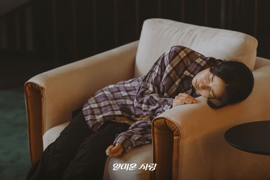 لي جونغ جاي وليم جي يون يتبادلان حديثًا متوترًا من القلب إلى القلب في منزله في مسلسل "يسعدني عدم مقابلتك - Nice To Not Meet You"