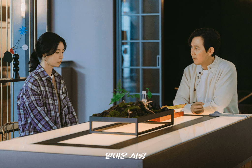 لي جونغ جاي وليم جي يون يتبادلان حديثًا متوترًا من القلب إلى القلب في منزله في مسلسل "يسعدني عدم مقابلتك - Nice To Not Meet You"