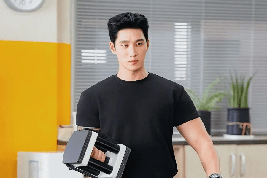 يكشف آهن بو هيون عن سبب اختياره للعب دور البطولة في مسلسل 