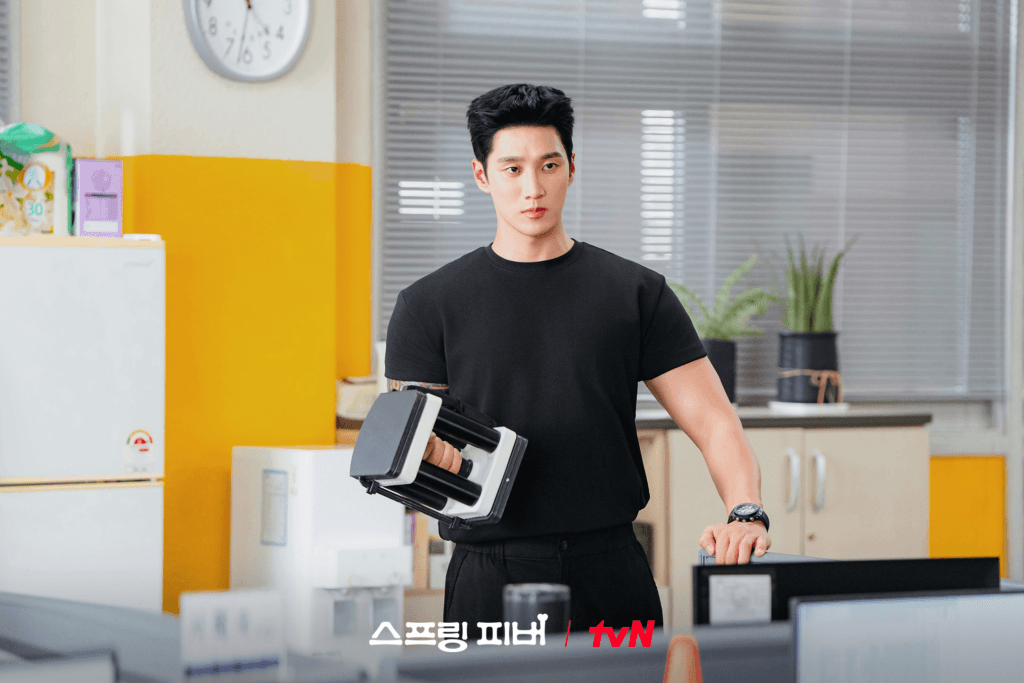 يكشف آهن بو هيون عن سبب اختياره للعب دور البطولة في مسلسل "حمى الربيع - Spring Fever"، ويقدم رؤى حول الشخصية، ويشرح بالتفصيل استعداداته