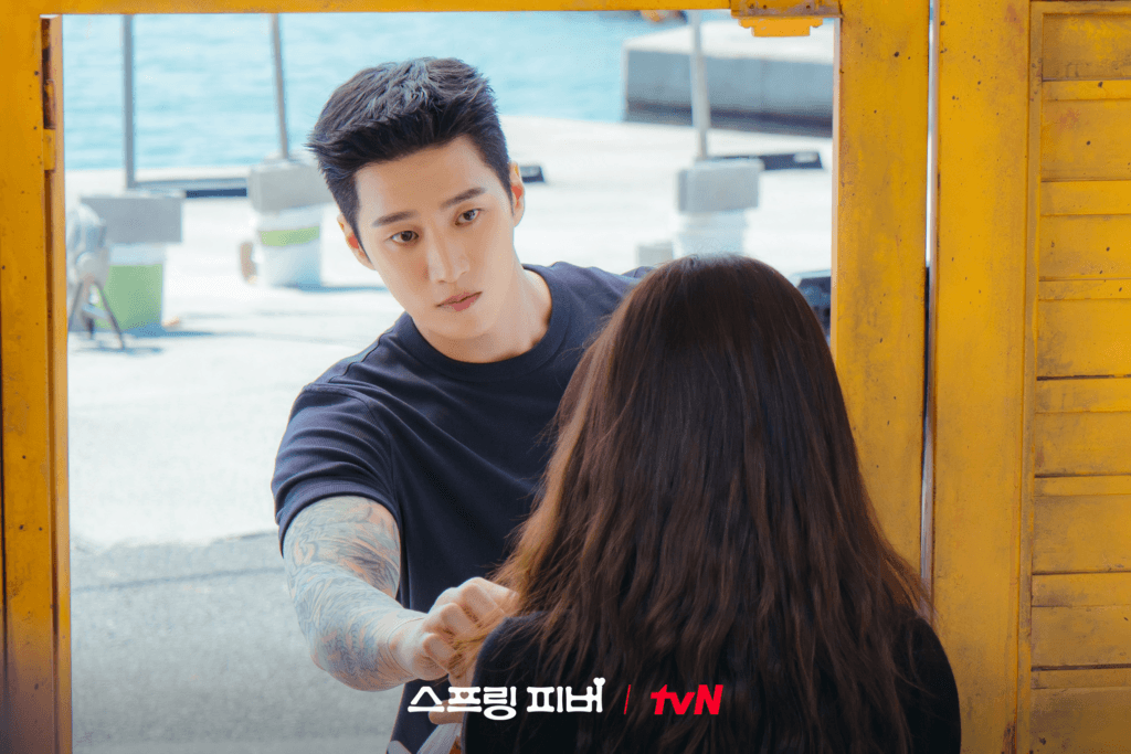 يكشف آهن بو هيون عن سبب اختياره للعب دور البطولة في مسلسل "حمى الربيع - Spring Fever"، ويقدم رؤى حول الشخصية، ويشرح بالتفصيل استعداداته