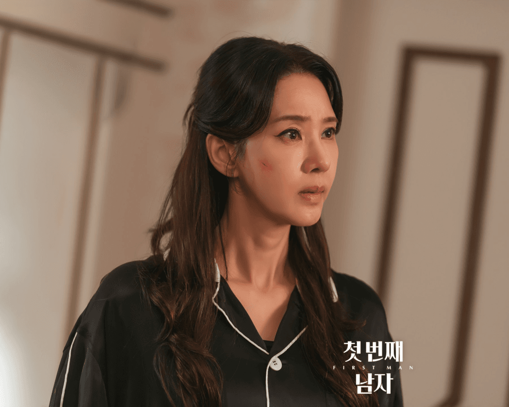 علاقة أوه هيون كيونغ بسكرتيرها لي جاي هوانغ ليست عادية على الإطلاق في مسلسل "الرجل الأول - First Man"