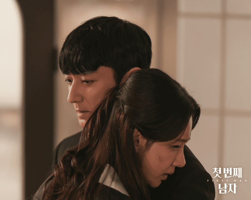 علاقة أوه هيون كيونغ بسكرتيرها لي جاي هوانغ ليست عادية على الإطلاق في مسلسل "الرجل الأول - First Man"