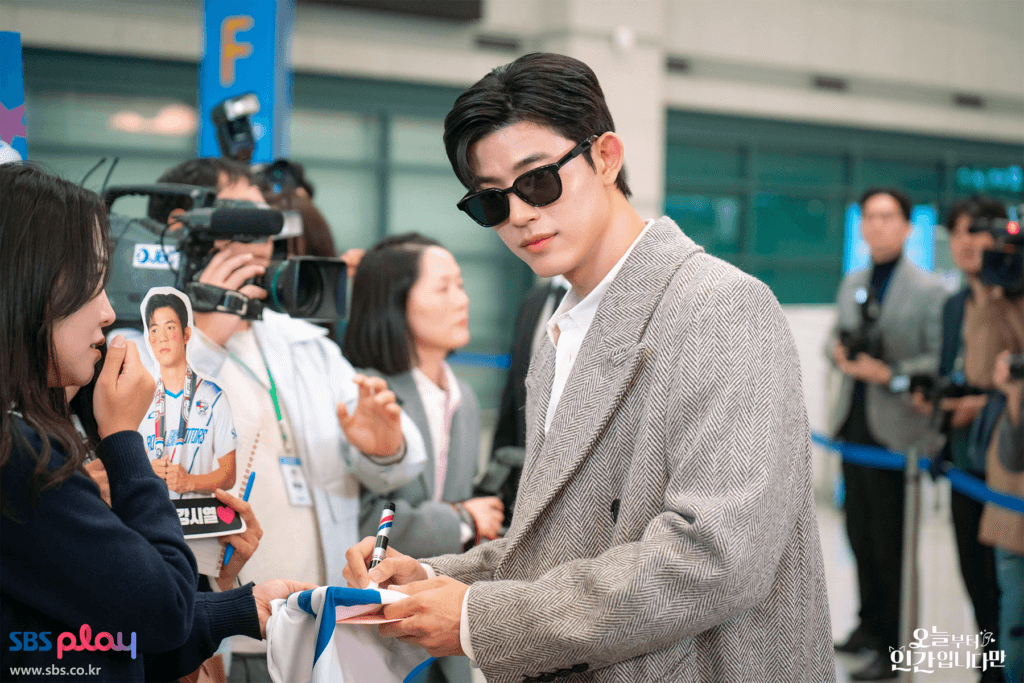 لومون هو نجم كرة قدم واثق من نفسه، لكن حياته المثالية تتعرض لتقلبات القدر في فيلم "لا ذيل لاخباره - No Tail To Tell"