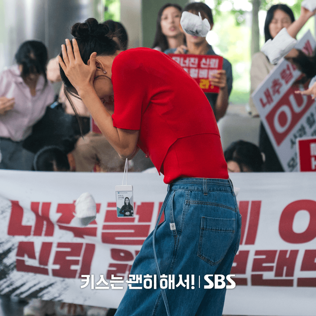 يتم إنقاذ آن إيون جين من قبل جونغ سو يونغ وسط أزمة في مسلسل "قبلة الديناميت - Dynamite Kiss" يتم إنقاذ آن إيون جين من قبل جونغ سو يونغ وسط أزمة في مسلسل "قبلة الديناميت - Dynamite Kiss"