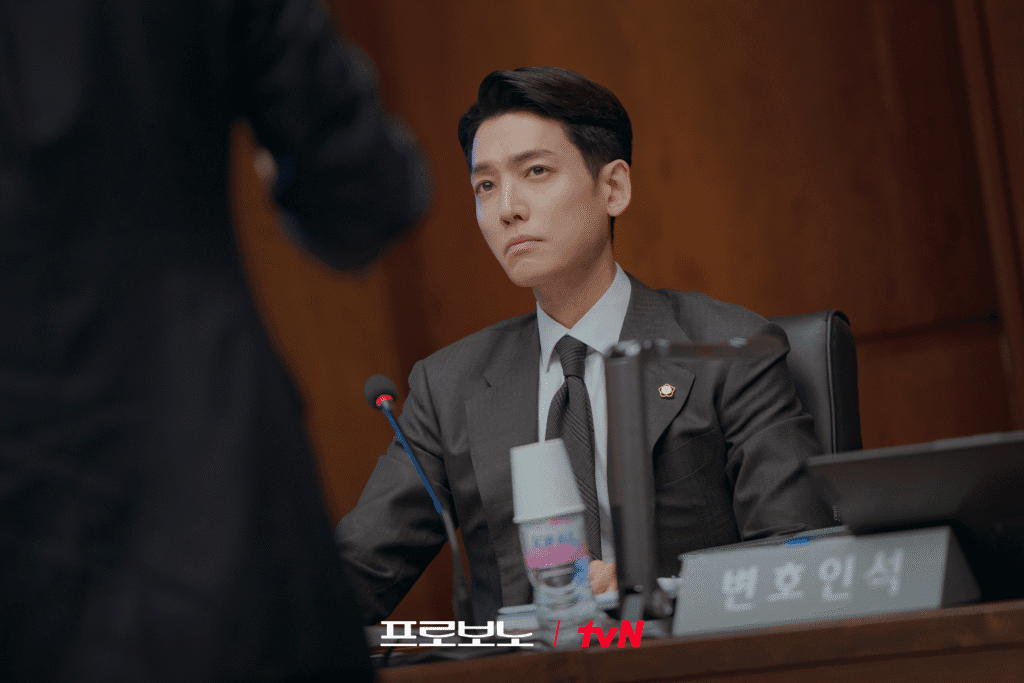 جونغ كيونغ هو يحاول إقناع سونغ دونغ إيل في المحكمة في "مرافعة دون مقابل"