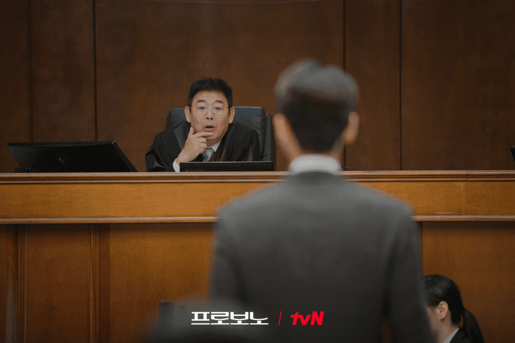 جونغ كيونغ هو يحاول إقناع سونغ دونغ إيل في المحكمة في "مرافعة دون مقابل"
