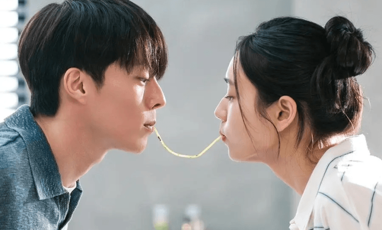 يستمتع جانغ كي يونغ وآهن إيون جين بموعد رومانسي في المنزل في مسلسل "قبلة الديناميت - Dynamite Kiss"