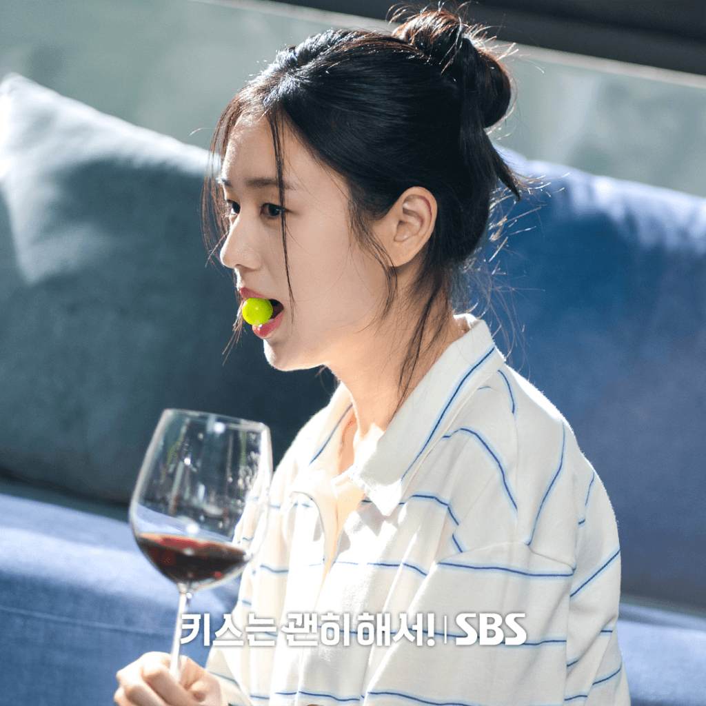 يستمتع جانغ كي يونغ وآهن إيون جين بموعد رومانسي في المنزل في مسلسل "قبلة الديناميت - Dynamite Kiss"