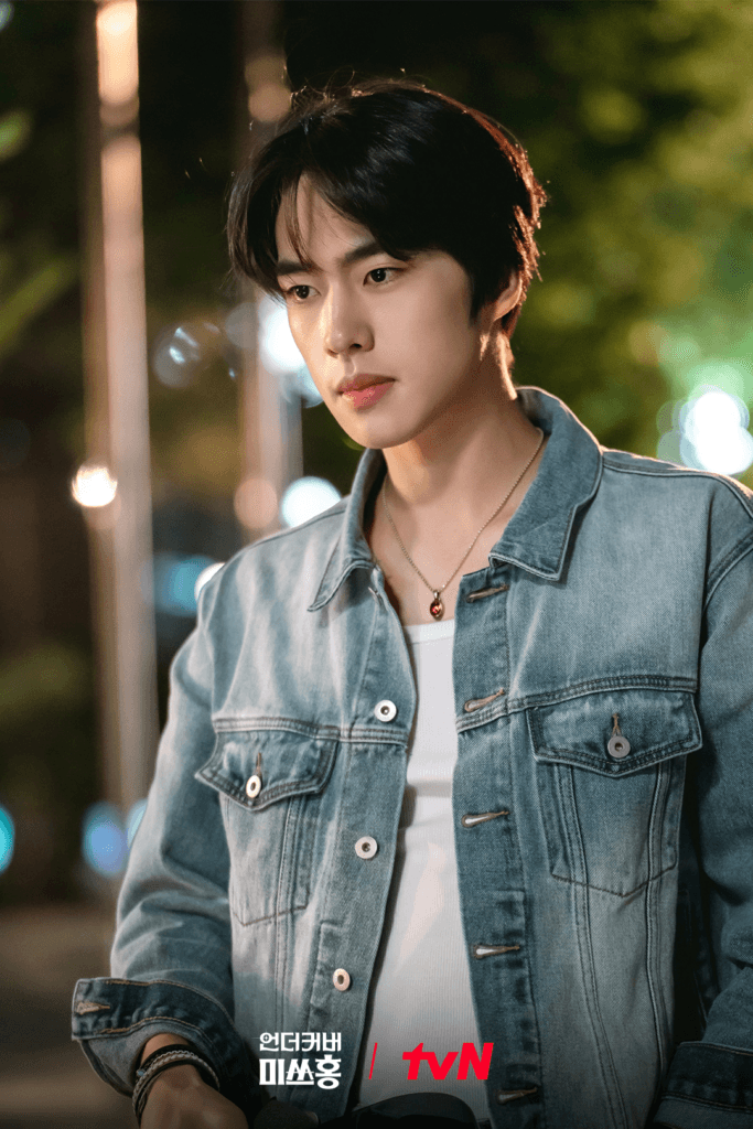 تشو هان غيول هو وريث عائلة ثرية محب للأفلام ويحلم بحياة خالية من الهموم في مسلسل "الآنسة هونغ المتخفية - Undercover Miss Hong"